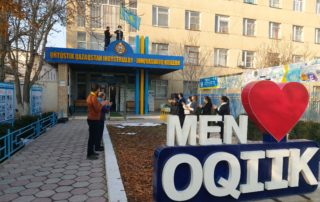 Ағымдағы жылдың 27 қазаны күні Мемлекет басшысы Қасым-Жомарт Тоқаев Мемлекеттік рәміздерді құрметтеу және осы арқылы азаматтардың бойындағы патриоттық рухты көтеру үшін ел тәуелсіздігінің тұмары іспетті құндылықтарымыздың бірі – Мемлекеттік рәміздерді қолдану ережесін қайта қарауды ұсынғаны белгілі. Ұсыныс негізінде 2020 жылы 27 қарашада Қазақстан Республикасы Үкіметінің «Қазақстан Республикасының Мемлекеттік Туын, Мемлекеттік Елтаңбасын және олардың бейнелерін, сондай-ақ Қазақстан Республикасы Мемлекеттік Гимнінің мәтінін пайдалану (орнату, орналастыру) ережесін бекіту туралы» №801 қаулысы жарияланып, ол бойынша жалпы орта, негізгі, бастауыш, мектептен тыс ұйымдары мен колледждер (жекеменшік), мектепке дейінгі ұйымдар (жекеменшік) ғимараттарының төбесінде міндетті түрде ҚР Мемлекеттік Туының эталоны ілінуі тиіс екендігі мәлімделді. Баршамызға мәлім, осы уақытқа дейін жекеменшік білім беру ұйымдарында Мемлекеттік Тудың ресми түрде ілінуіне рұқсат берілмеген-ді. Сол себепті қабылданған қаулы жекеменшік білім беру ұйымдары үшін үлкен мәртебе әрі мүмкіндік деп білемін. Көптен күткен қаулының орындалу сәті бүгінгі күннің еншісіне бұйырыпты: Тұғырлы көк Туымыз салтанатты түрде оқу ордамыз, Оңтүстік Қазақстан индустриялды-инновациялық колледжінің бас ғимаратына тұрғызылды. Мемлекетіміздің егемендігі мен біртұтастығын бейнелейтін Туымыз әрқашан елдің еркіндік сүйгіш асқақ рухын көтеріп, биікте желбіресін! Туымызбен тұғырлы, Елтаңбамызбен еңселі, Әнұранымызбен айбынды тәуелсіз Қазақстанның болашағы жарқын болсын!