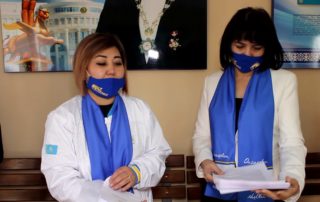 Еліміздегі жетекші саяси «NurOtan» партиясы 20 жыл ішінде өз алдына ұзақмерзімді стратегиялық міндеттер қойып, оларды сәтті жүзеге асыра алды. Партияның жетістігі – мемлекетіміздің тұрақты дамуын, азаматтарымыздың сапалы өмір сүруін қамтамасыз етті. Осы табыстарды одан әрі жалғастыру мақсатында «Nur Otan» партиясының «Өзгерістер жолы: Әр азаматқа лайықты өмір» атты жаңа сайлауалды бағдарламасы – баршаға тең мүмкіндік, зияткер, саламатты және ыждағатты ұлт, орнықты экономика, халыққа есеп беретін мемлекет және жауапты азаматтар сияқты уақыт талабынан өткен, кез-келген заманауи қажеттіліктерге жауап бере алатын ауқымды бағыттарды қамтығаны сөзсіз. 2025 жылға дейінгі «Өзгерістер жолы: Әр азаматқа лайықты өмір!» атты сайлауалды бағдарламасының негізгі бөлімдері бойынша бүгін Мұсабаева Құралай Әбдіразаққызымен бірге Оңтүстік Қазақстан индустриялды-инновациялық колледжінің ұжымдарымен кездесу ұйымдастырылып, үгіт-насихат жүргізу барысында бағдарламаның негізгі көздеген мақсаттырын аудан халқына түсіндіру жұмыстарын қалай жүргізу керектігі талқыланды.