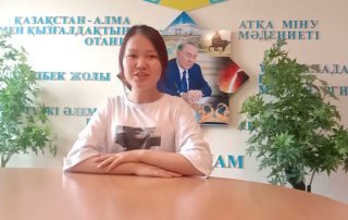 Бүгін, 1 сәуір – Күлкі күні, бүкілхалықтық бейресми мереке. Бұл күнді тойлау Францияда бастау алған деседі. Ежелгі римдіктер де ақпанның он жетісінде «ақымақтар мерекесін» атап өткен. Шығыс Үндістанда наурыздың отыз бірінде «қалжыңдау салты» ежелден етек алған екен. Күлкі күнінің аталуы мен ерекшелігіне келер болсақ, Франция, Англия, Америкада бұл – ақымақтар күні, Испанияда – дөкірлер, Үндістанда – тоқылдақ, Жапонияда – қуыршақтар, Шотландиядатепкі күні деп аталады екен. Бұл күні әркім таныстарының арқасына сездірмей «мені теп» деген жазу іледі де, оны сырттай күлкіге айналдырады. Бірақ атаулар әртүрлі болғанымен, бұл күн күлкі күні болып саналған соң, бұл күнгі қалжыңға ешкім ренжімейді. 1 сәуір ресми мереке емес. Бұл күні ешкім демалмайды, бір-біріне сыйлық ұсынып, мерекелік дастарқан жайылмайды. Тек ел бір-бірімен қалжыңдасып, көңіл көтеріп, күлкіге қарық болады. Әзіл-қалжыңға қашанда теріс қарамайтын қазақ халқы да бұл күнді ескерусіз қалдырмаған. Қыстың қыспағын, ерте көктемнің алай-дүлей мінезін қалжыңмен жуып-шайғысы келген халық бұл күні бір-бірінің көңілін қалжыңмен көтеруге тырысады.